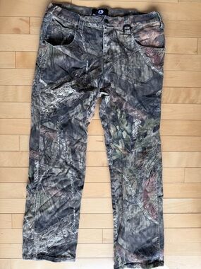 Mossy Oak camouflage hunting pants featuring the Break-Up Country pattern 34/32